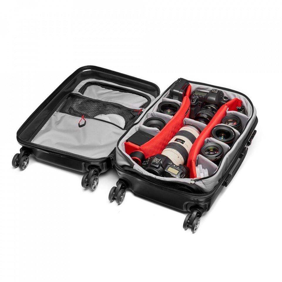 Geöffneter Manfrotto Spin-55 mit organisiertem Kamerafach