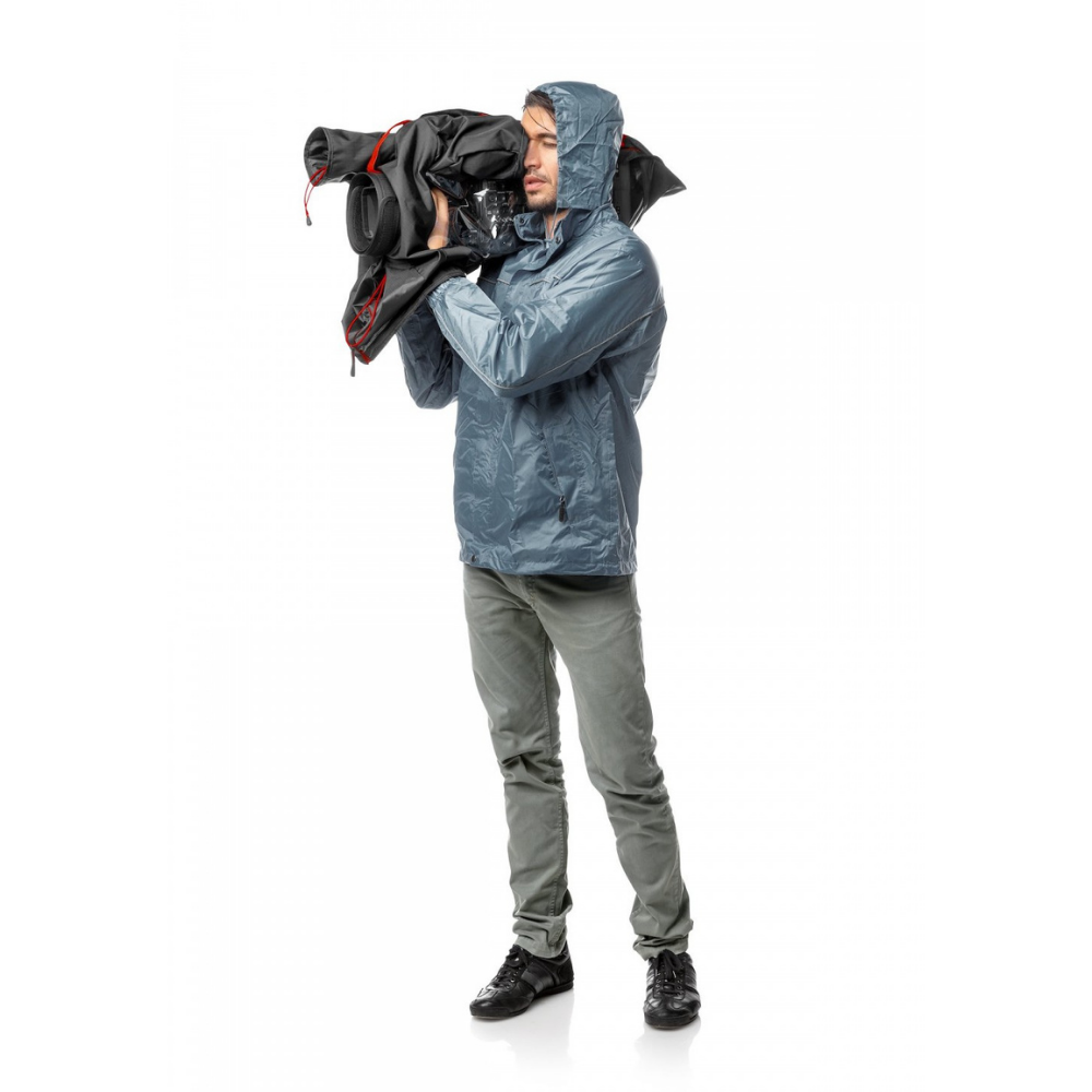 Kameramann mit großem Camcorder und Manfrotto RC-1 Regenschutz