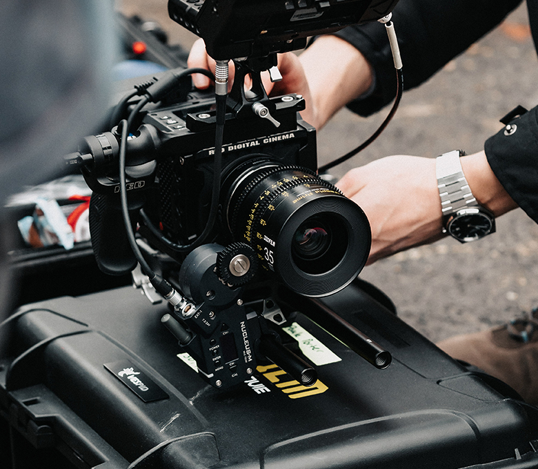 Cine objektiv DZOFILM Vespid Prime při použití na kameře