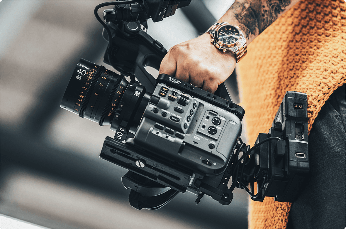 Objektiv DZOFILM Vespid Prime 40mm T2.1 nasazený na filmové kameře