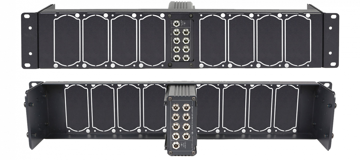 Datavideo RMK-2 von vorne und innen mit integriertem DC-Verteiler und Platz für acht Konverter
