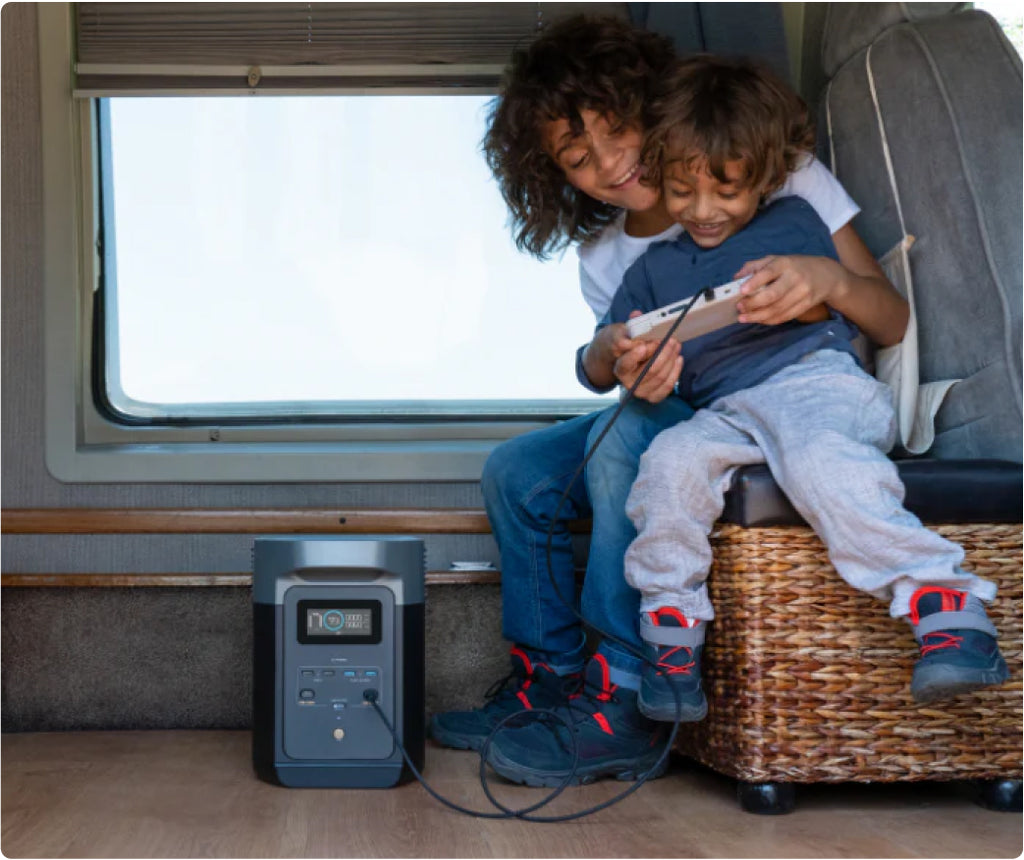 D&iacute;tě nab&iacute;jej&iacute;c&iacute; si mobil z DELTY 2.