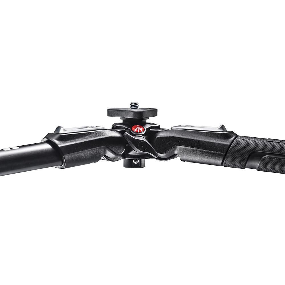 Manfrotto 190XLAA an einem kompatiblen MT190X3-Stativ in Bodennähe; Stativ, Kopf und Kamera nicht enthalten