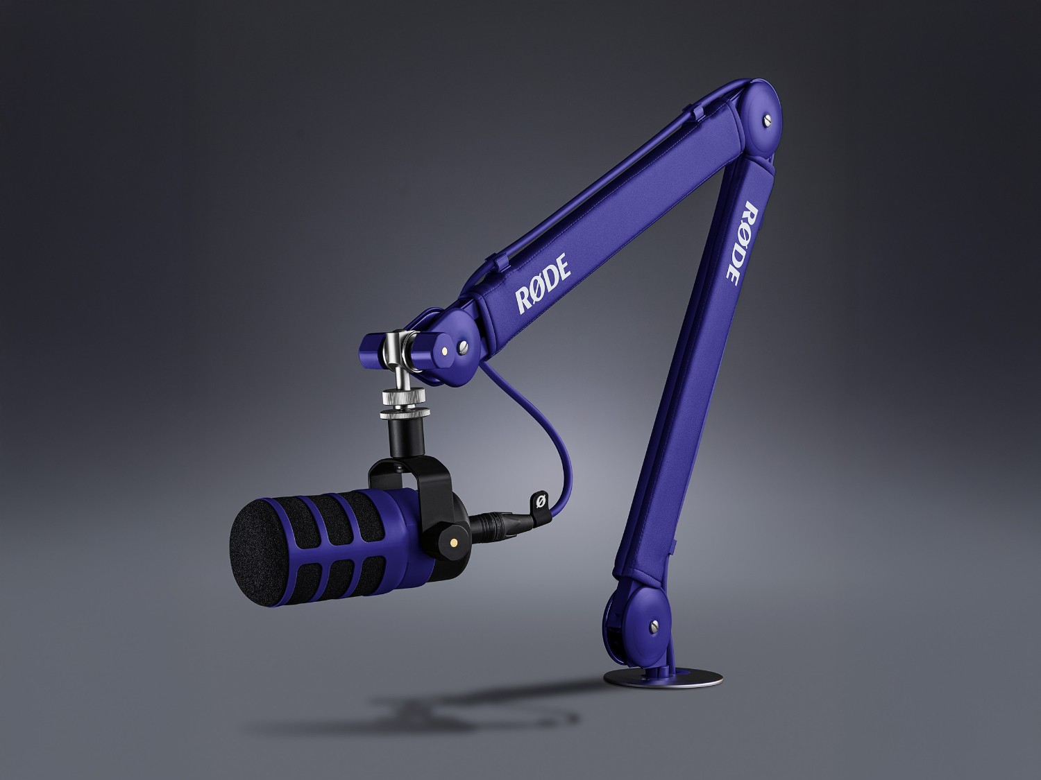 Violetter RØDE PSA1+ Arm mit Mikrofon in einem modernen Studio