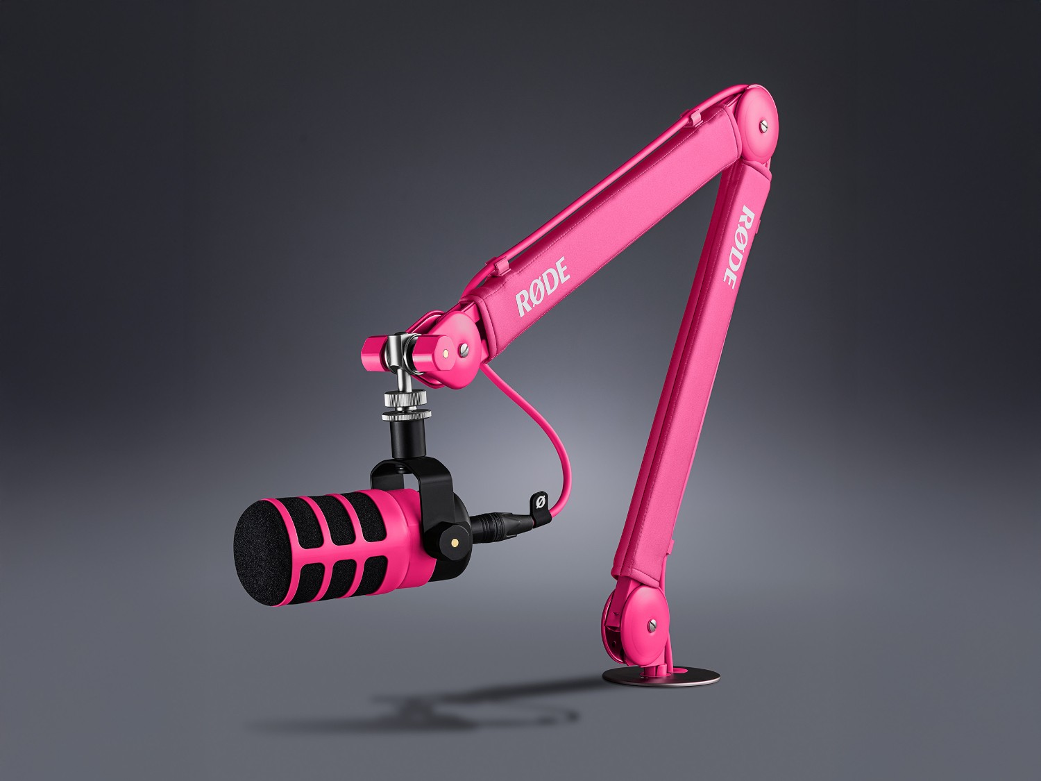 Pinker RØDE PSA1+ Arm mit Mikrofon in einem modernen Studio