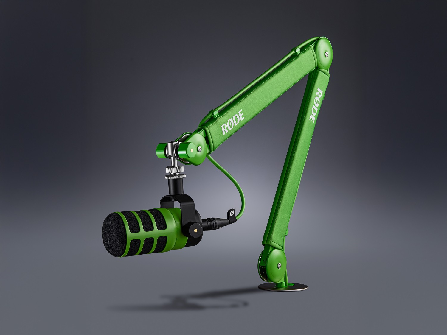 Grüner RØDE PSA1+ Arm mit Mikrofon in einem modernen Studio