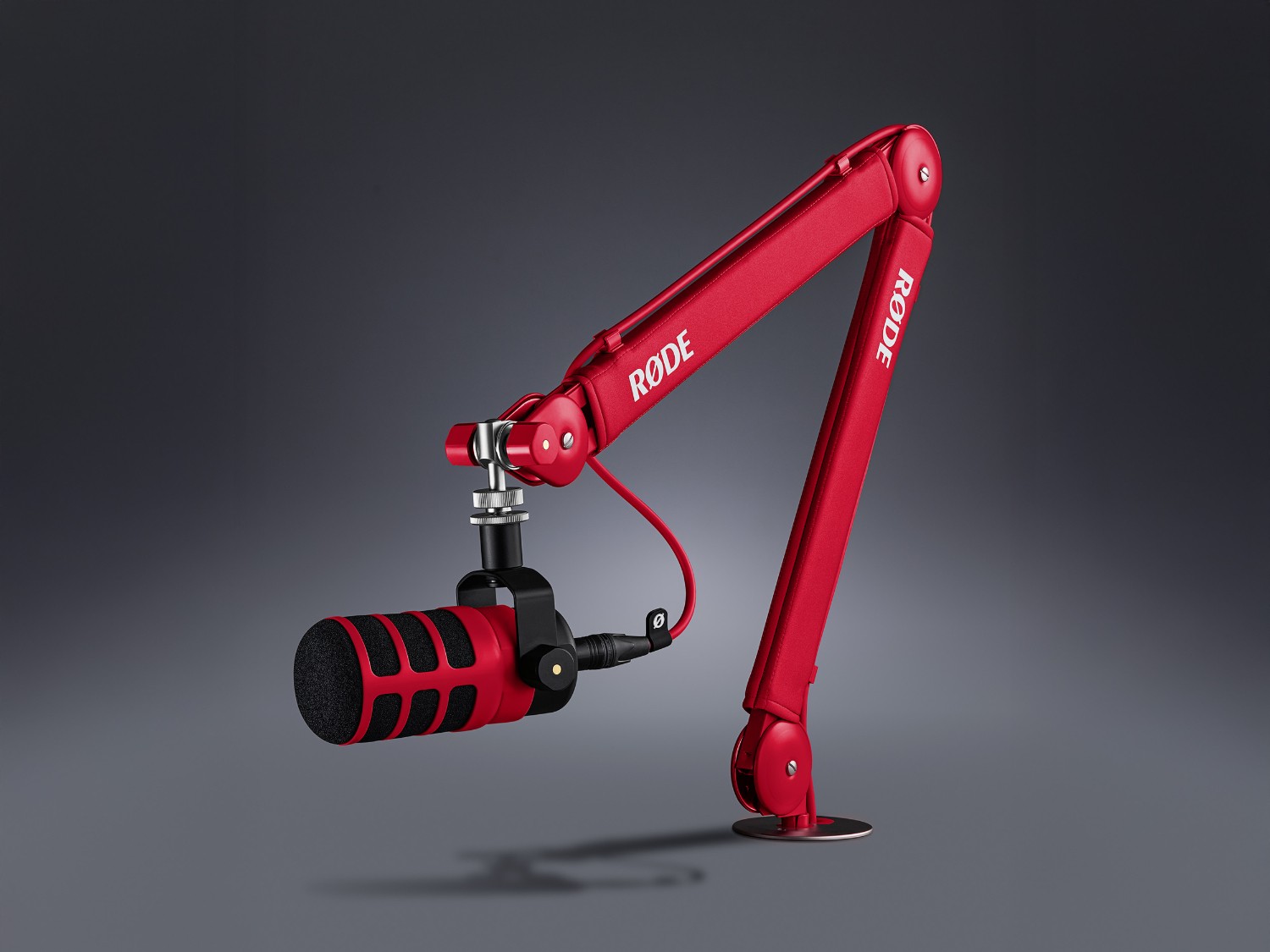 Červené studiové rameno RØDE PSA1+ s mikrofonem