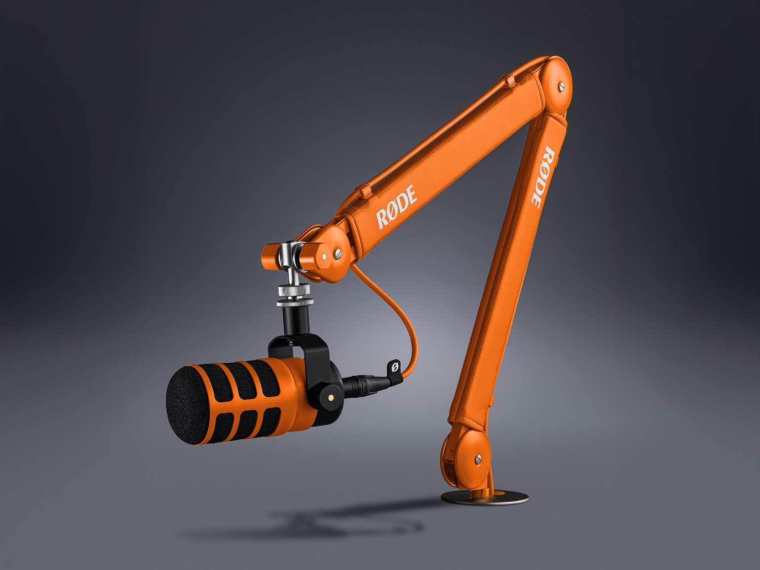 Oranžové studiové rameno RØDE PSA1+ s mikrofonem