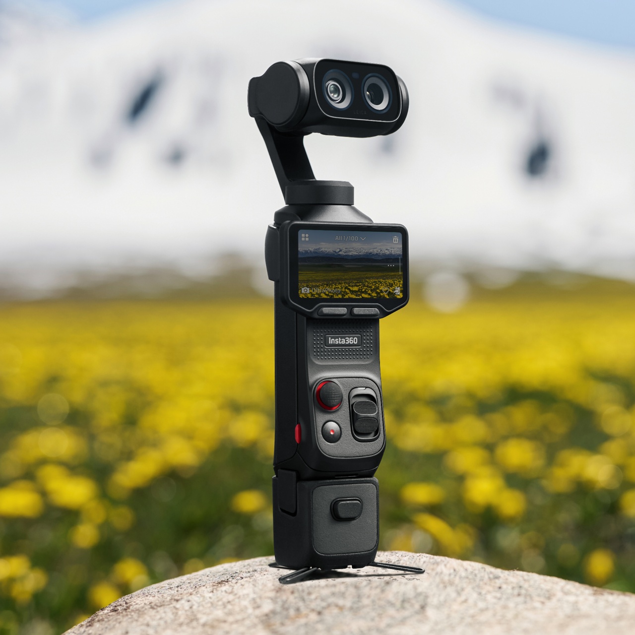 Insta360 Luna Ultra mit Griff bei der Aufnahme