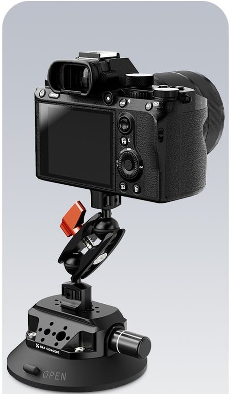 Kamera und Action-Cam am Auto