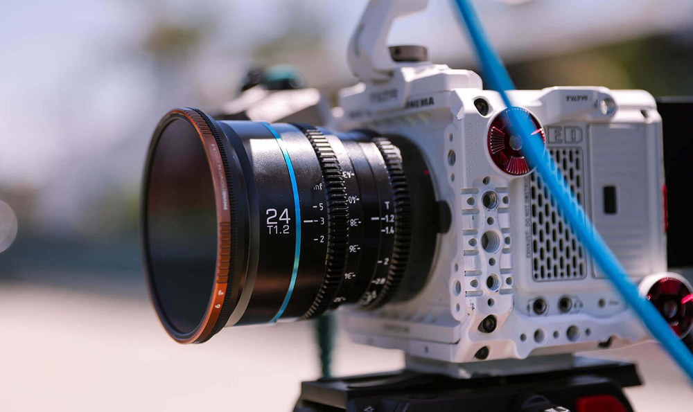 Sirui Nightwalker 24 mm T1,2 S35 manuelles Cine-Objektiv (Fujifilm X, Schwarz) – Aus der Hand und auf dem Gimbal