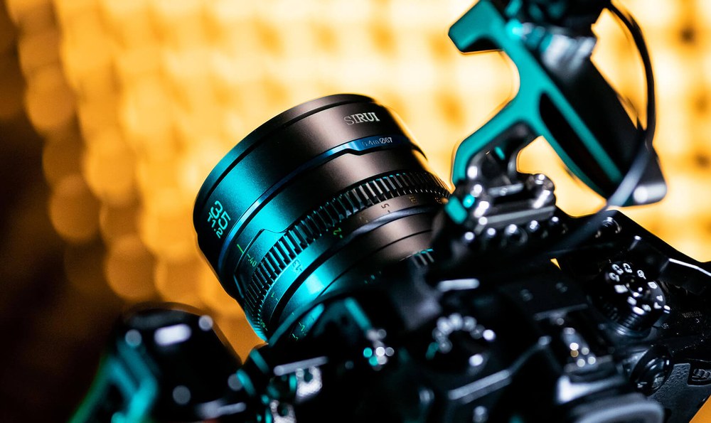 Sirui Nightwalker 35 mm T1,2 S35 manuelles Cine-Objektiv (MFT, Schwarz) – Aus der Hand und auf dem Gimbal