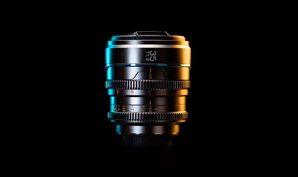 Sirui Nightwalker 35 mm T1,2 S35 manuelles Cine-Objektiv (L-Mount, Metallgrau) – Aus der Hand und auf dem Gimbal