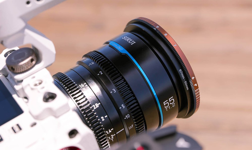 Sirui Nightwalker 55 mm T1,2 S35 manuelles Cine-Objektiv (L-Mount, Schwarz) – Aus der Hand und auf dem Gimbal