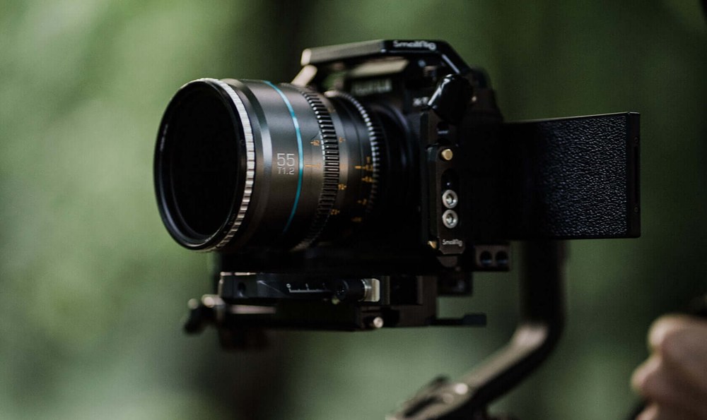 Sirui Nightwalker 55 mm T1,2 S35 manuelles Cine-Objektiv (L-Mount, Metallgrau) – Aus der Hand und auf dem Gimbal