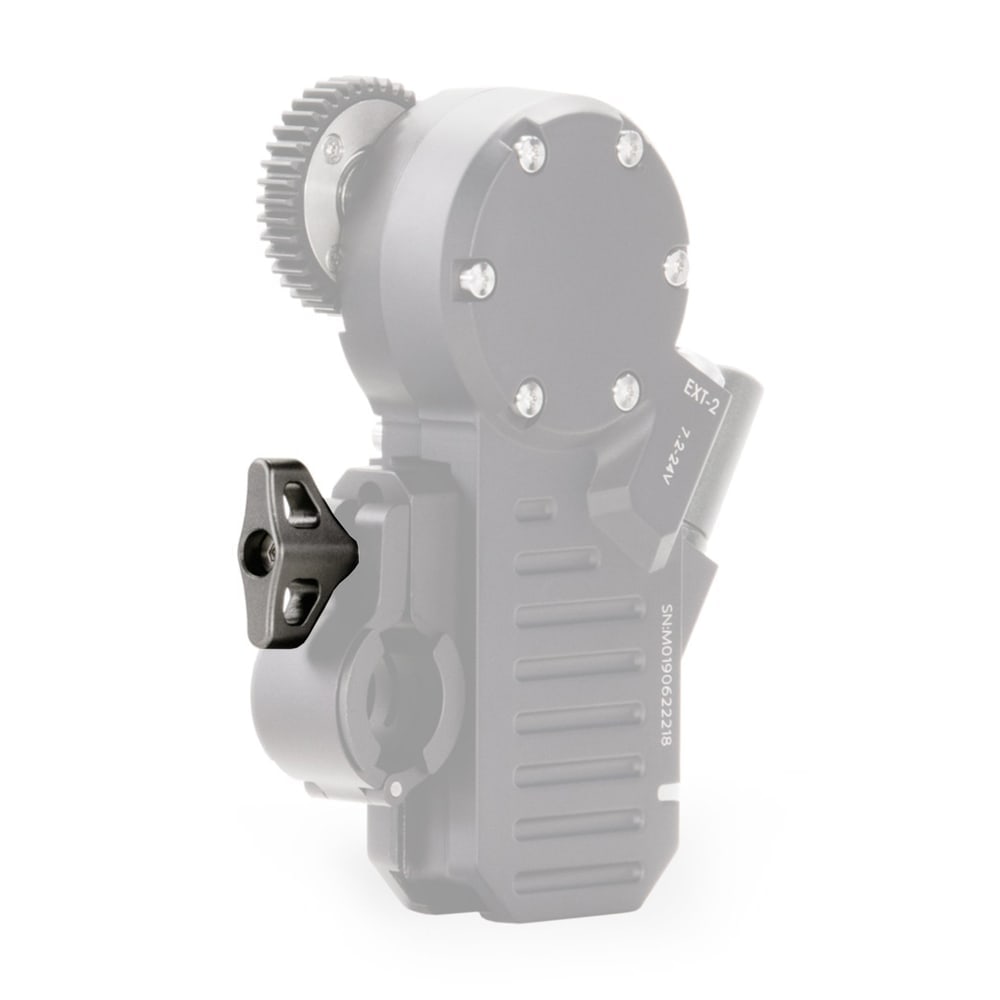 Motor von Hand auf der Stange festziehen