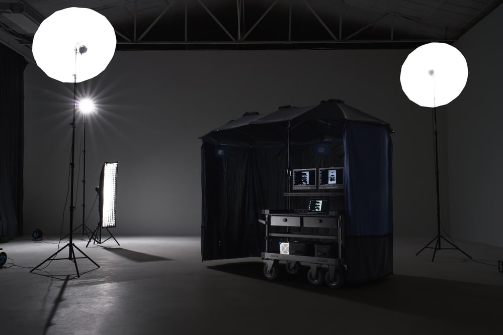 Mit Verdunkelungsplanen wird daraus ein Video Village