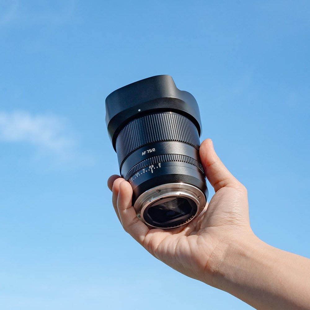 TTArtisan AF 75mm F2 – Metallgehäuse und Gegenlichtblende
